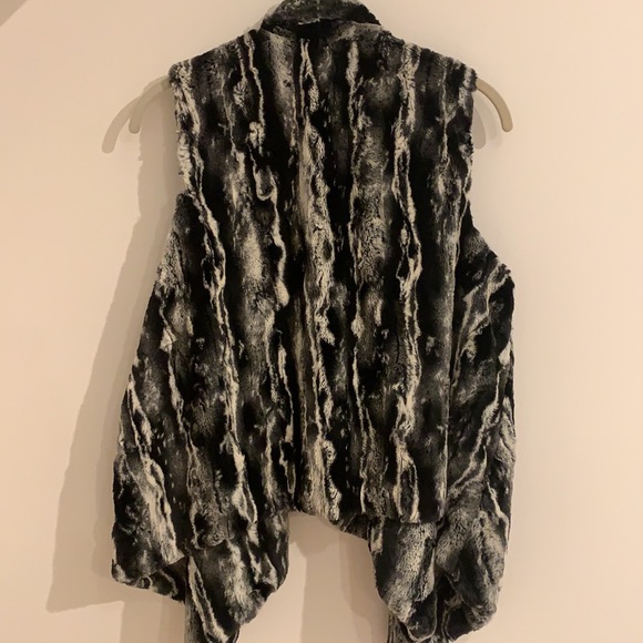 Women’s Faux fFur Vest - Picture 6 of 6